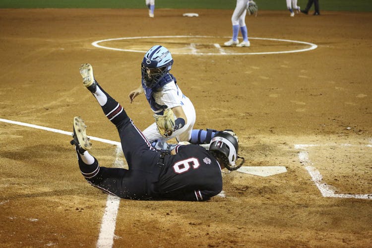 Florida baseball slides by Stetson in close victory during mid-week matchup