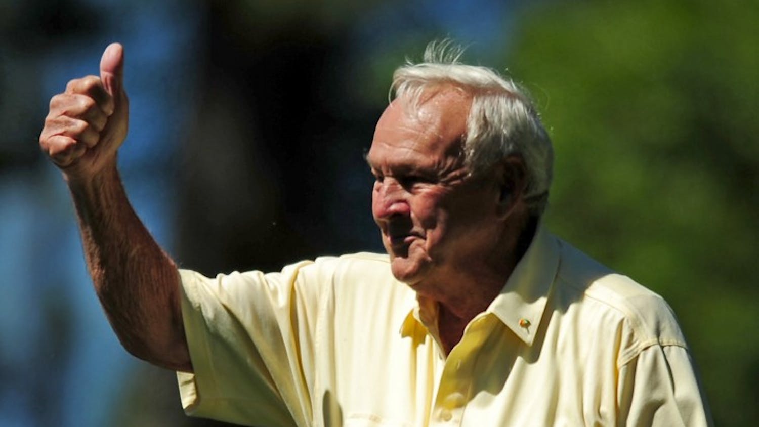 Arnold Palmer gives the thumbs up to the fans as they applaud his pairing that included Gary Player and Jack Nicklaus during the Par 3 Contest prior to The Masters at Augusta National Golf Club, on Wednesday, April 6, 2011, in Augusta, Georgia. (Jeff Siner/Charlotte Observer/MCT)