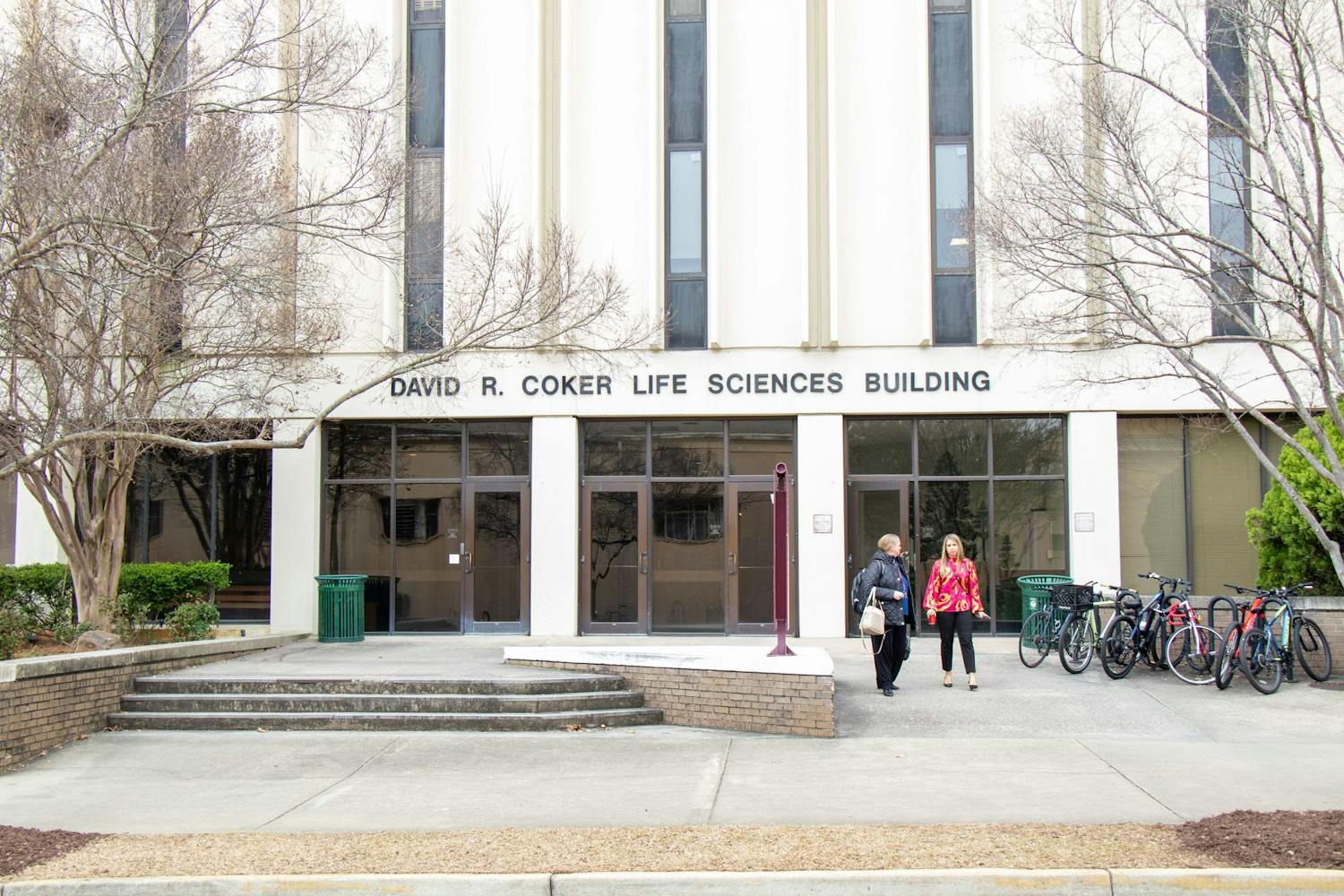 鶹С򽴫ý faculty members walk outside of the Coker Life Sciences Building on Feb. 22, 2024. The building was built in 1973 and named after 鶹С򽴫ý alumnus and board of trustees member David R. Coker.
