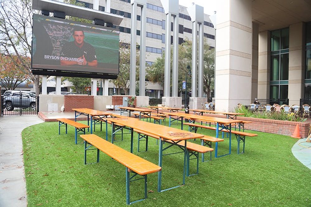 Market on Main offers many different options for outdoor seating. These options include high tables, picnic tables and an outdoor bar. The outdoor seating also includes a large screen that provides entertainment for outdoor guests.