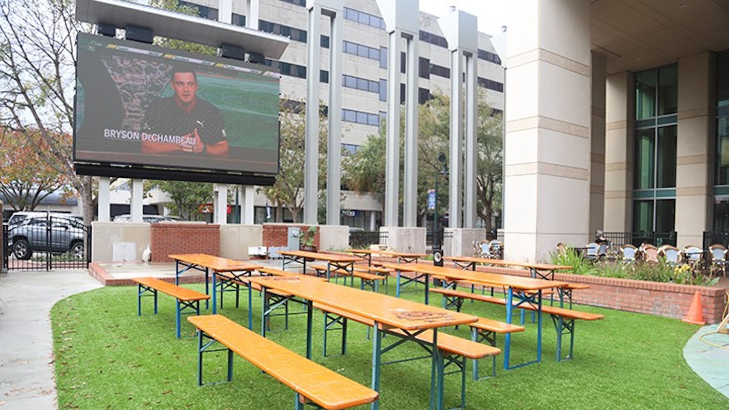 Market on Main offers many different options for outdoor seating. These options include high tables, picnic tables and an outdoor bar. The outdoor seating also includes a large screen that provides entertainment for outdoor guests.