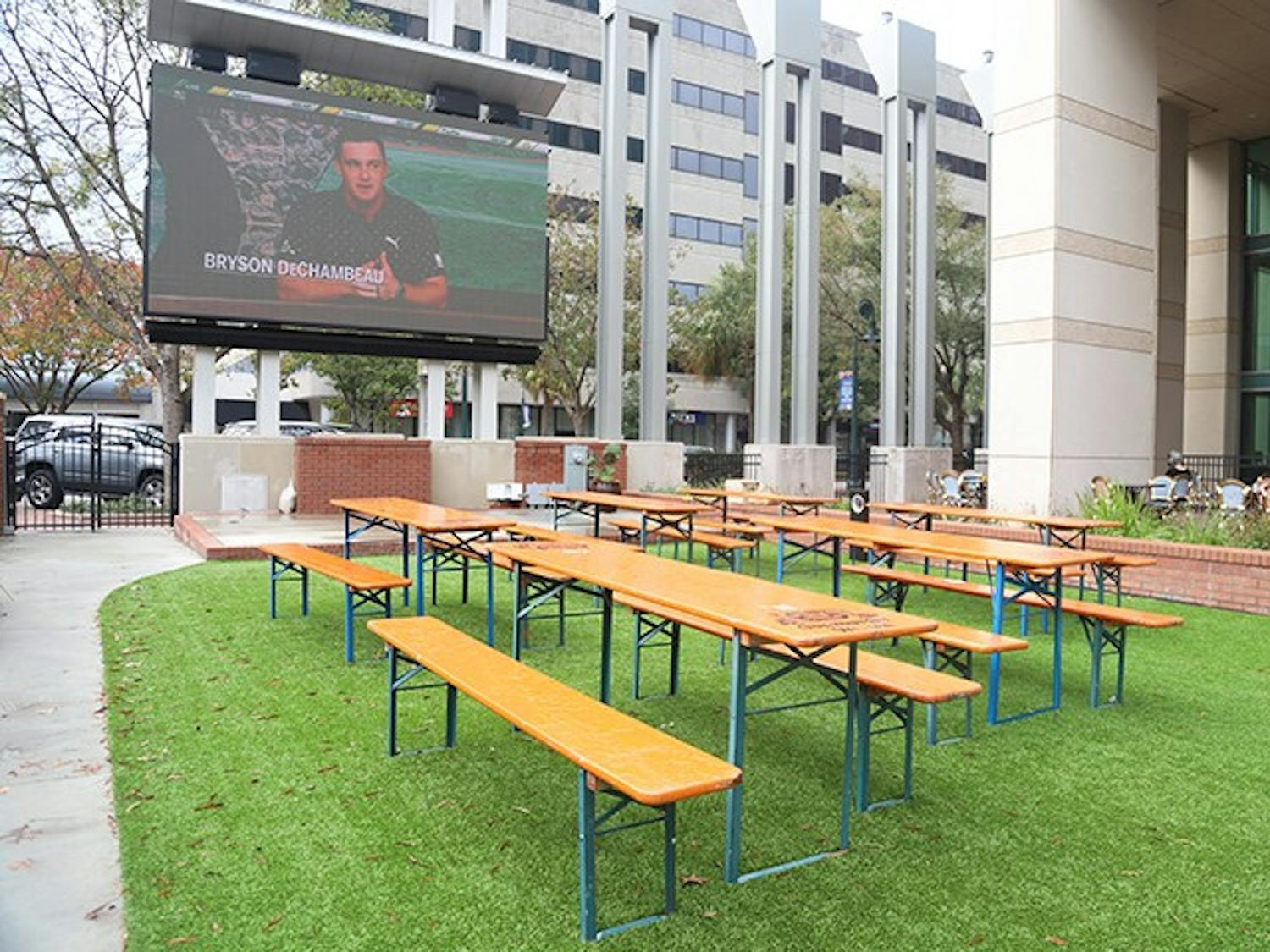 Market on Main offers many different options for outdoor seating. These options include high tables, picnic tables and an outdoor bar. The outdoor seating also includes a large screen that provides entertainment for outdoor guests.