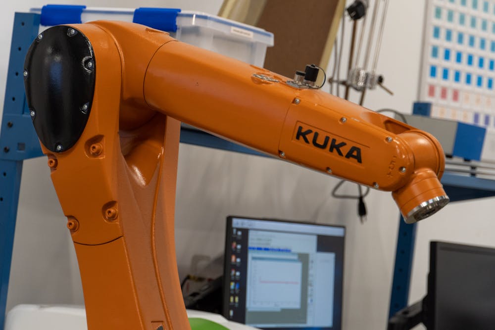 <p>A robotic arm sits in a room in the McNair Center for Aerospace Innovation and Research building during a Verizon expo on Sept. 16, 2022. &nbsp;The collaboration between Verizon and 鶹С򽴫ý laboratories aims to provide students with valuable experiences with industry-standard technology.&nbsp;</p>