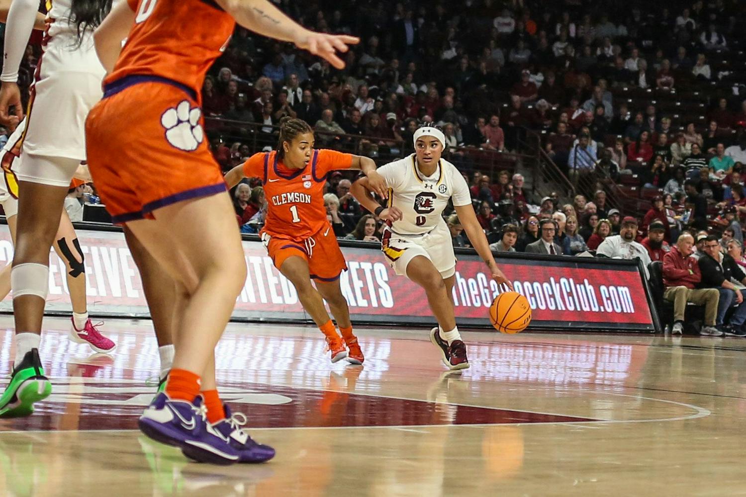 FILE - Senior guard Te-Hina Paopao drives the ball up the lane during South Carolina’s game against Clemson at Colonial Life Arena on Nov. 16, 2023. Paopao is in her first season with the ɫɫƵs.