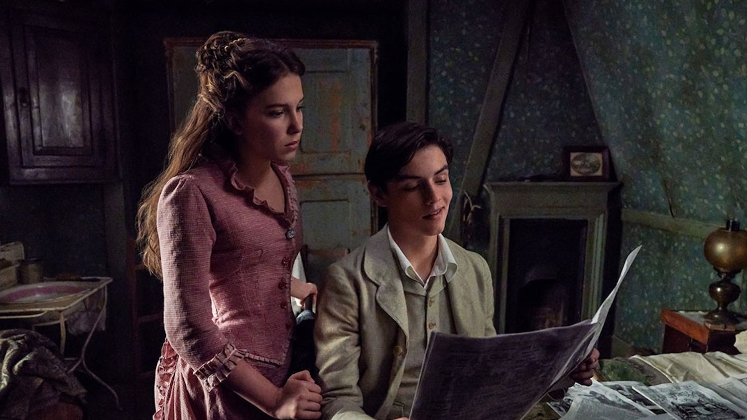 &nbsp;Enola Holmes, played by Millie Bobby Brown, and Tewkesbury, played by Louis Partridge, read a newspaper together in Netflix’s new movie “Enola Homes.”&nbsp;