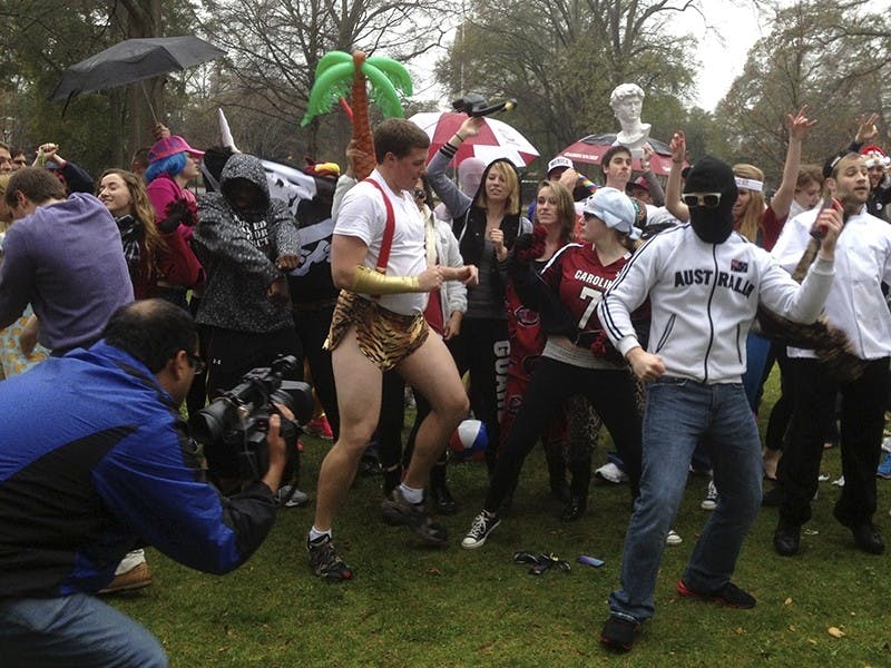 USC students gather on the Horseshoe to film a “Harlem Shake” video Friday afternoon despite the chilly weather.