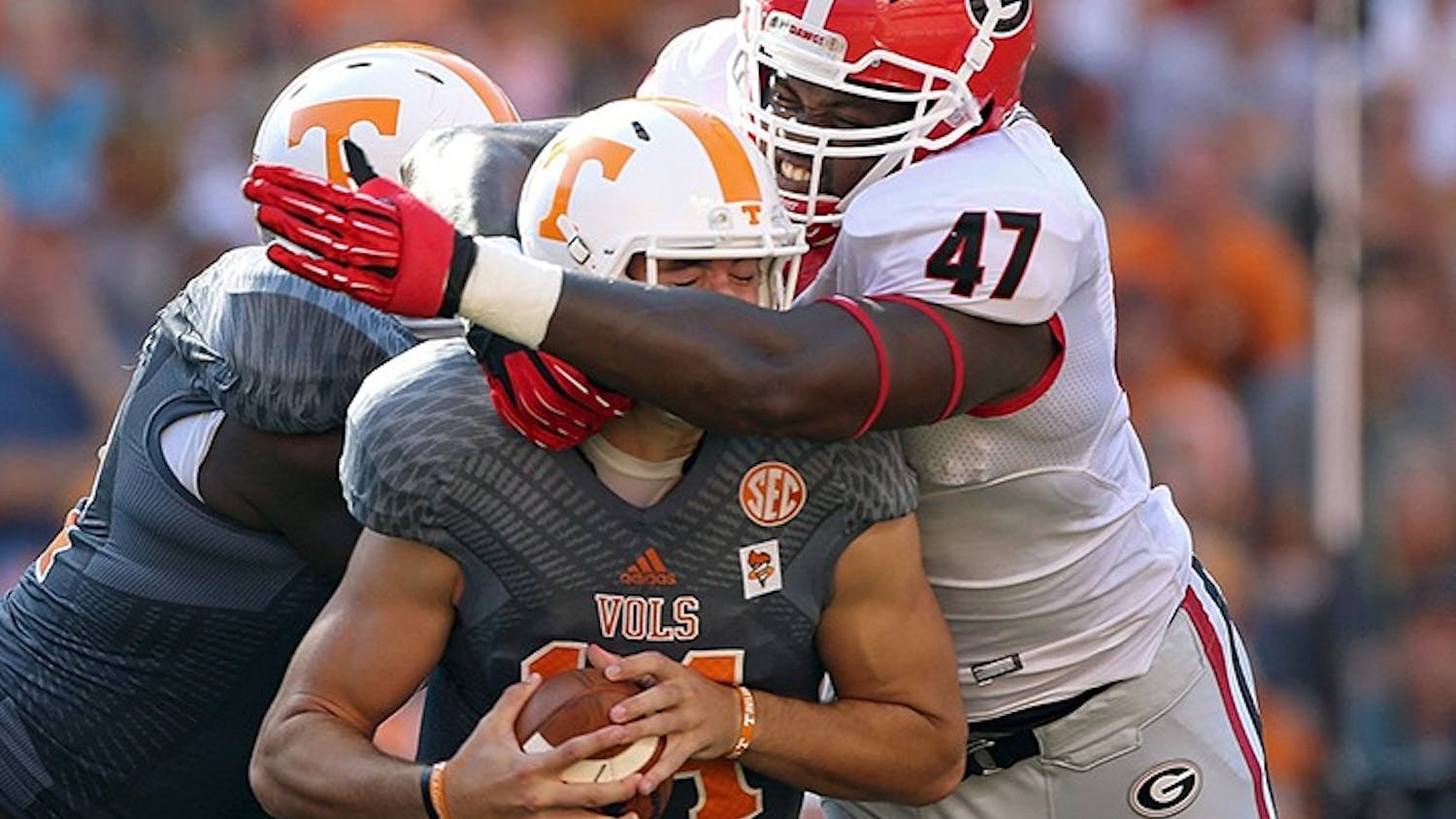 Georgia defensive end Ray Drew (47) sacks Tennessee quarterback Justin Worley in the first half at Neyland Stadium in Knoxville, Tennessee, on Saturday, October 5, 2013. (Jason Getz/Atlanta Journal-Constitution/MCT)