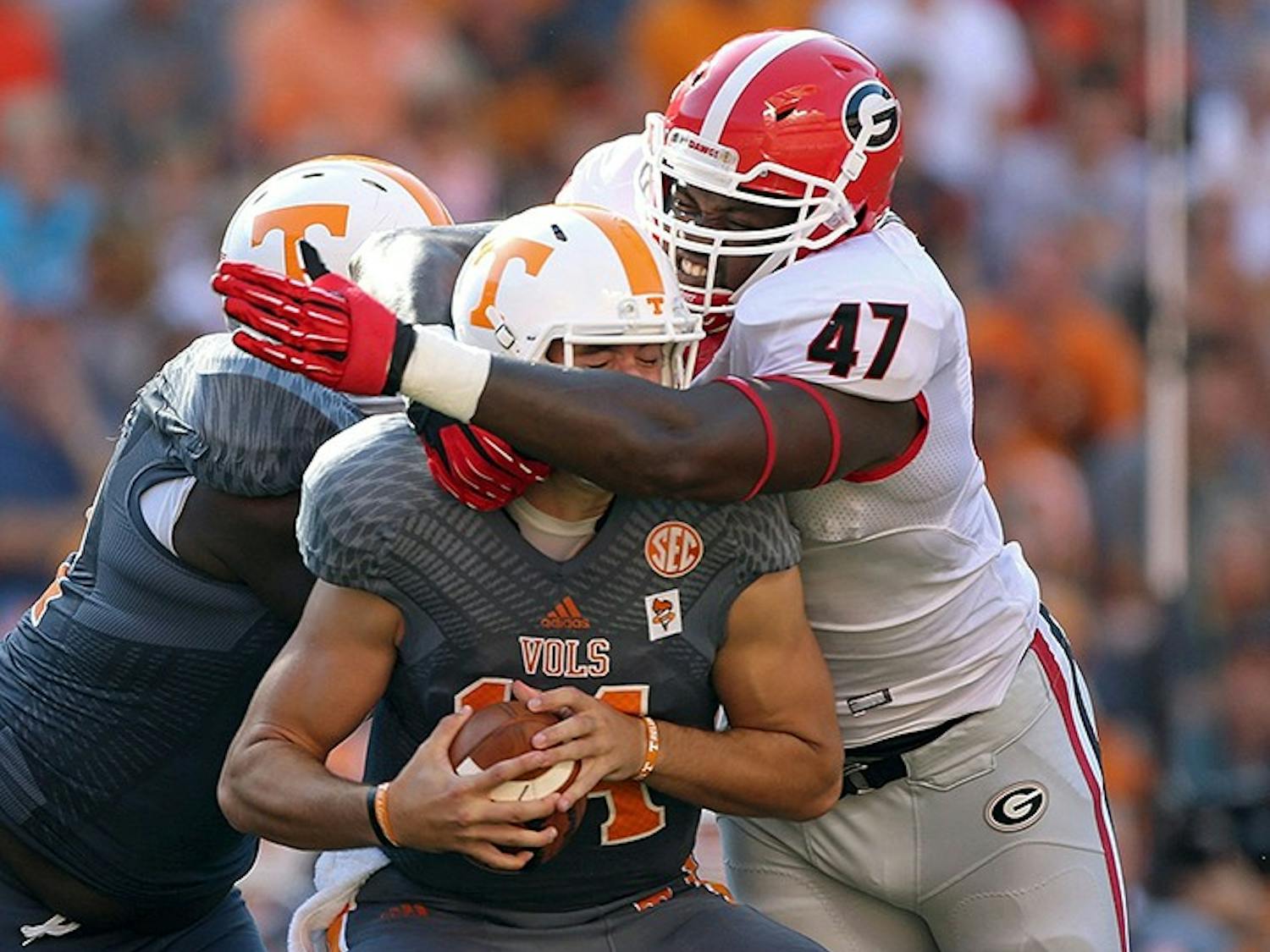 Georgia defensive end Ray Drew (47) sacks Tennessee quarterback Justin Worley in the first half at Neyland Stadium in Knoxville, Tennessee, on Saturday, October 5, 2013. (Jason Getz/Atlanta Journal-Constitution/MCT)