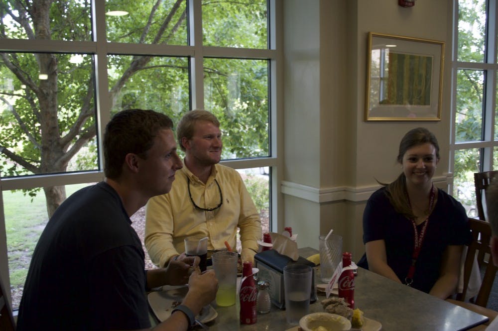 <p>Students round off their first day of classes by chowing down at the Honeycomb Cafe.</p>