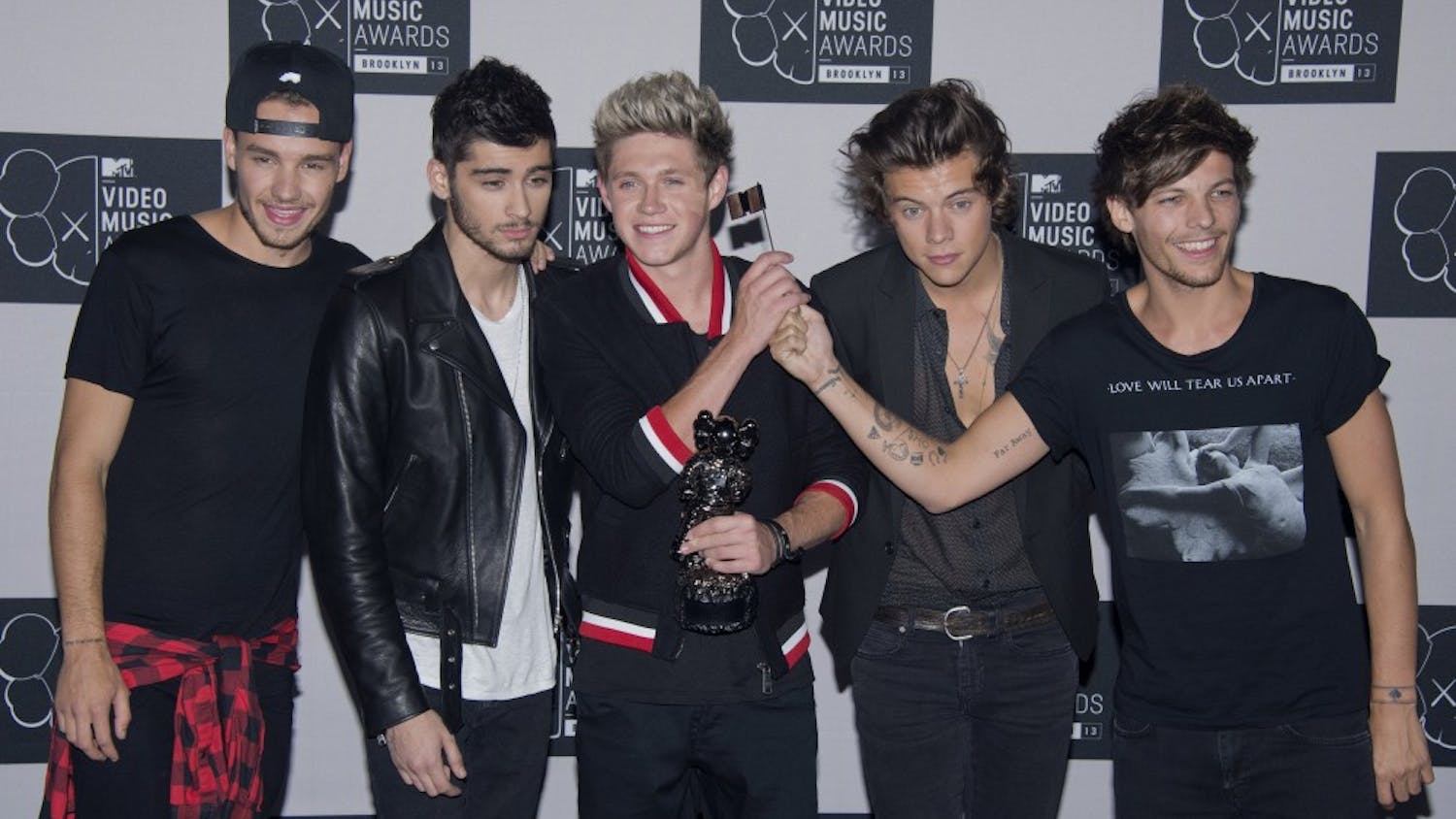 Liam Payne, Zayn Malik, Niall Horan, Harry Styles and Louis Tomlinson of One Direction celebrate their VMA for Song of the summer at the 2013 MTV Video Music Awards at The Barclay Center in New York City, NY, Sunday, August 25, 2013. (Lionel Hahn/Abaca Press/MCT)