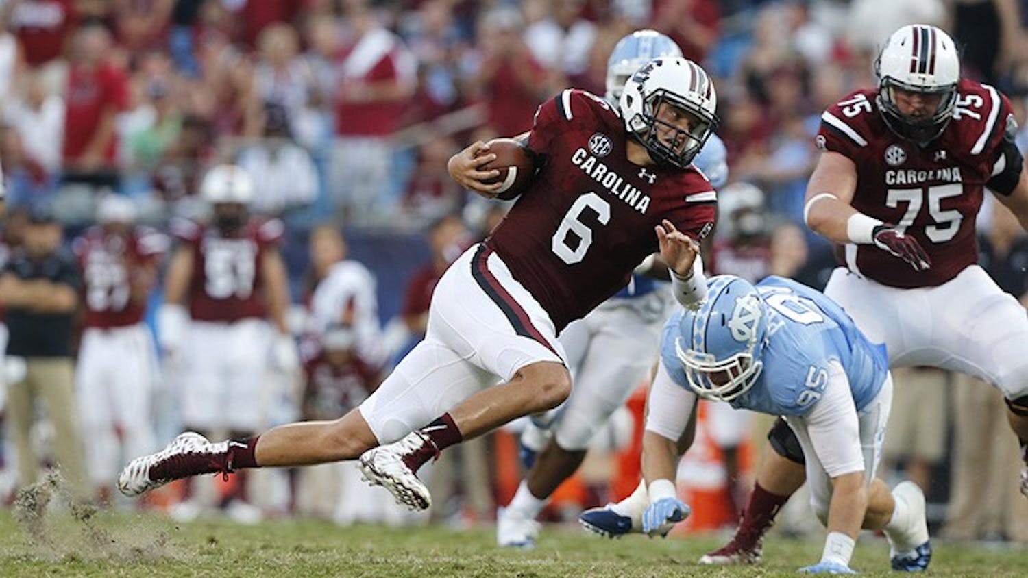 South Carolina quarterback Connor Mitch (6) runs for yardage during the first half against North Carolina in the Belk College Kickoff at Bank of America Stadium in Charlotte, N.C., on Thursday, Sept. 3, 2015. (Ethan Hyman/Raleigh News &amp; Observer/TNS)