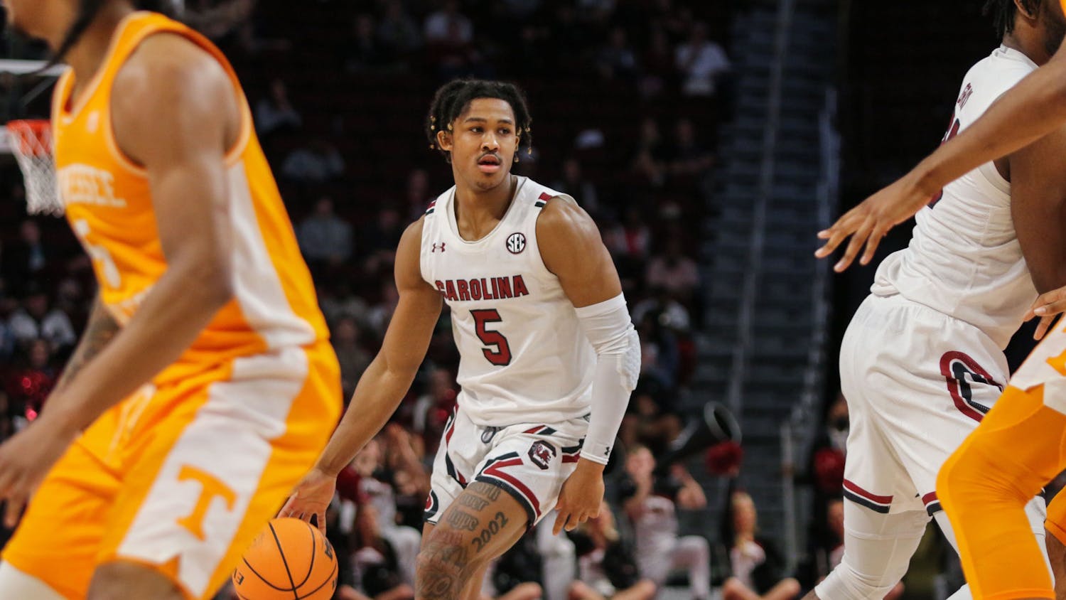 The Tennessee Volunteers men’s basketball team dominated South Carolina 85-42 on Saturday, Jan. 7, 2022. The Gamecocks are now 0-2 in the SEC, having lost to Vanderbilt earlier in the week. Even with good performances from graduate forward Hayden Brown and sophomore guard Meechie Johnson to keep South Carolina competitive, the Volunteers controlled the ball for most of the game and held a hefty lead on the Gamecocks.