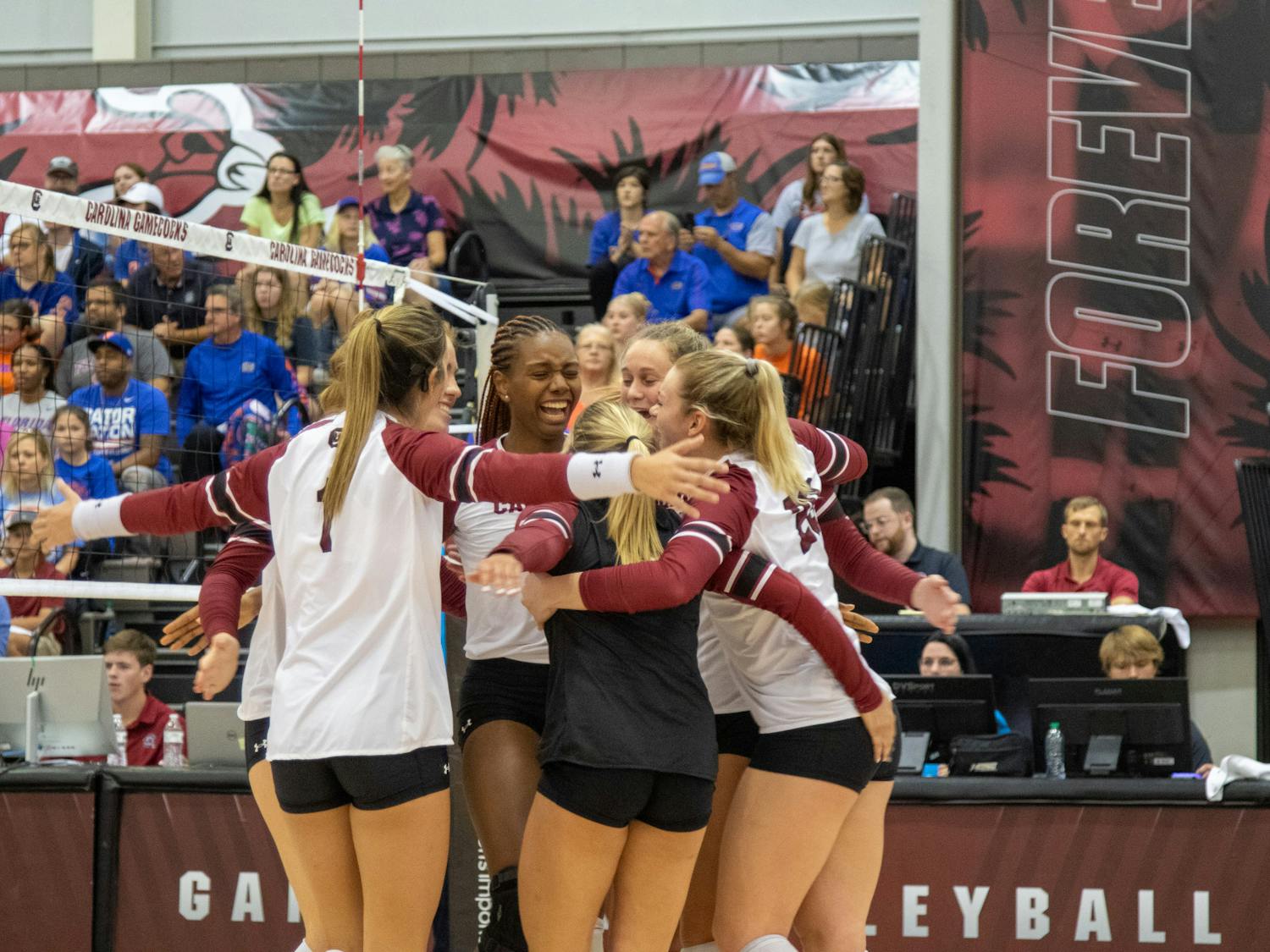 The South Carolina Gamecocks split their weekend series against the Florida Gators. After coming off of a tough loss in their first match, the Gamecocks came back on Sunday with a 3-2 win.