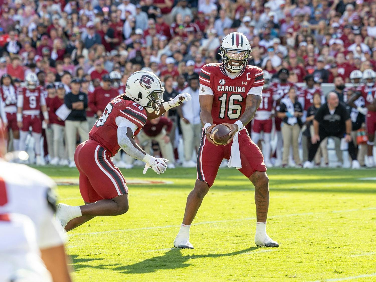 FILE — Redshirt freshman running back Matt Fuller receives a handoff from redshirt sophomore quarterback LaNorris Sellers during a game against Alabama on Oct. 25, 2025, at Williams-Brice Stadium. The Gamecocks lost to the Crimson Tide 29-22 after leading by 8 points in the fourth quarter.
