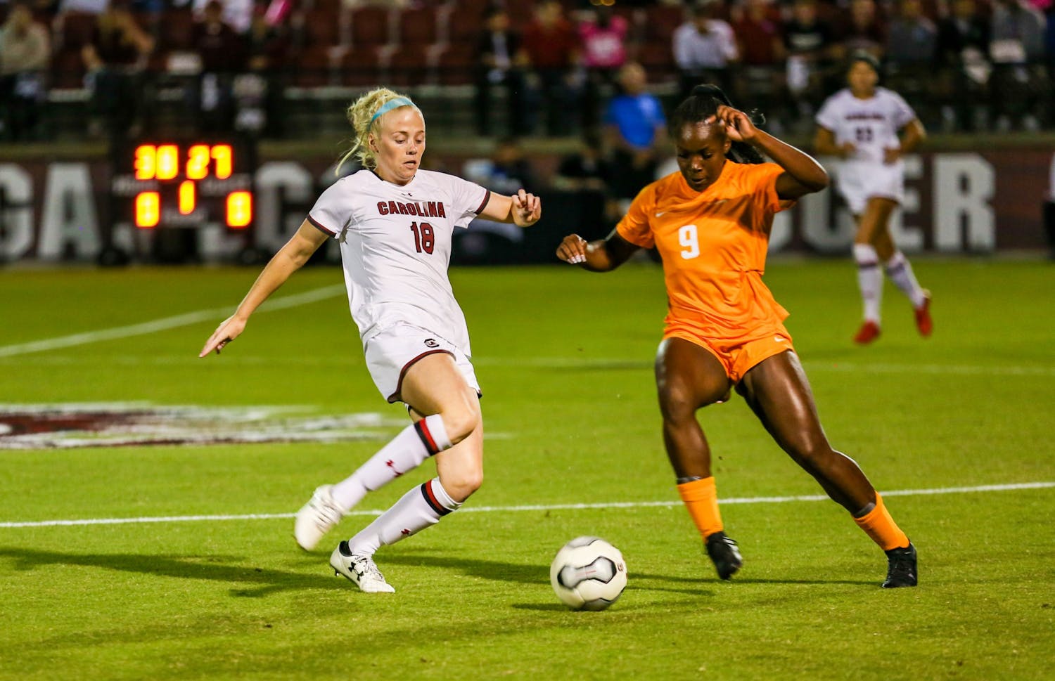 Defender Grace Fisk dribbles around a defender in a game during the 2019 鶹С򽴫ý against Tennessee. The Gamecocks lost 1-0 to the Volunteers on Friday.