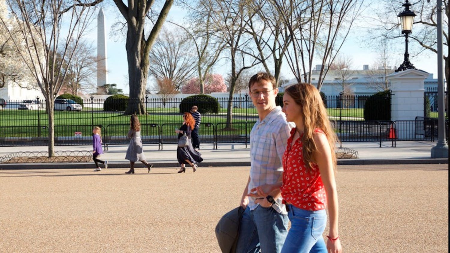 Joseph Gordon-Levitt as Edward Snowden and Shailene Woodley as Lindsay Mills in a scene from the movie "Snowden" directed by Oliver Stone. (Open Road Films/TNS)