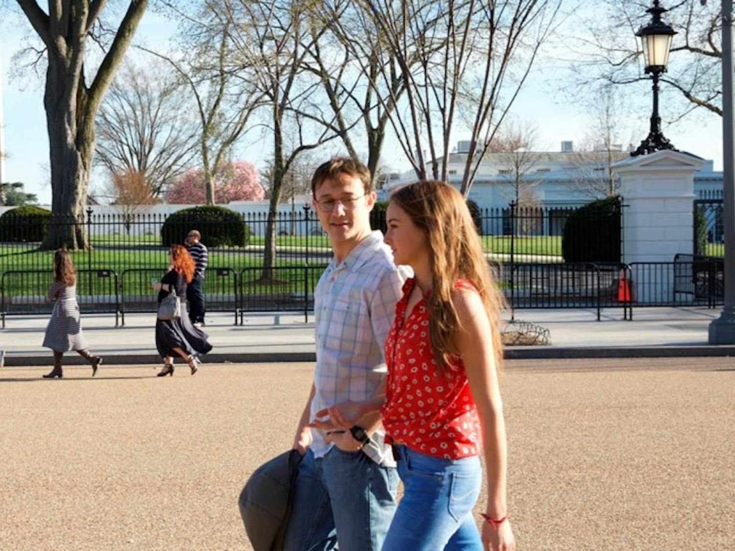 Joseph Gordon-Levitt as Edward Snowden and Shailene Woodley as Lindsay Mills in a scene from the movie "Snowden" directed by Oliver Stone. (Open Road Films/TNS)