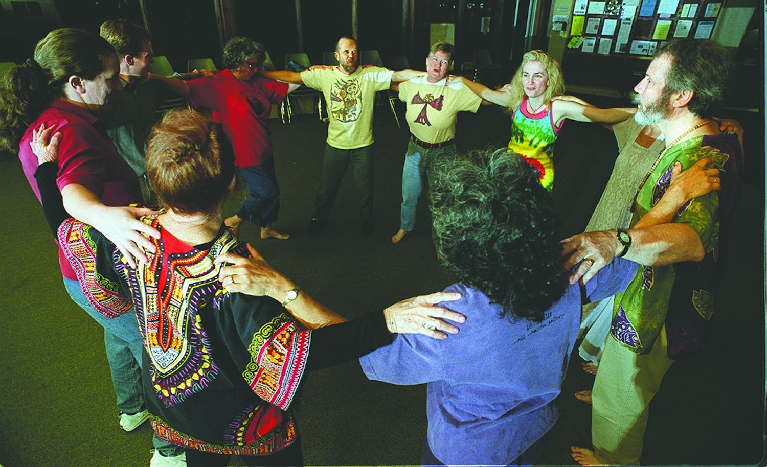 KRT SOUTH STORY SLUGGED: FL-PEACE KRT PHOTOGRAPH BY BRUCE BREWER/TALLAHASSEE DEMOCRAT (KRTS101- March 22) Bismallah is a muslim dance done in a circle. Universal peace dancing allows people of all religions to get together to hold hands, dance, sing, chant and enjoy communion with others. (TA) PL KD 2000 (Horiz) (lde)