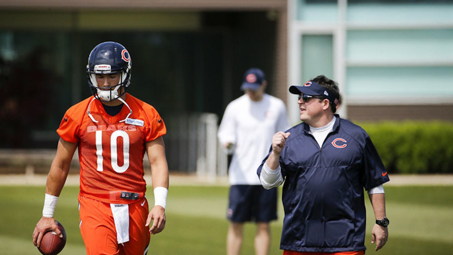 Quarterback Mitch Trubisky walks with Bears offensive coordinator Dowell Loggains at rookie minicamp at Halas Hall on May 12, 2017. Loggains will reportedly be South Carolina's next offensive coordinator.