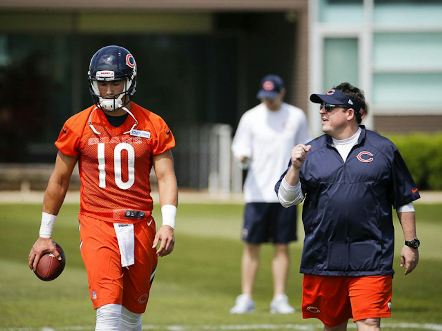 Quarterback Mitch Trubisky walks with Bears offensive coordinator Dowell Loggains at rookie minicamp at Halas Hall on May 12, 2017. Loggains will reportedly be South Carolina's next offensive coordinator.