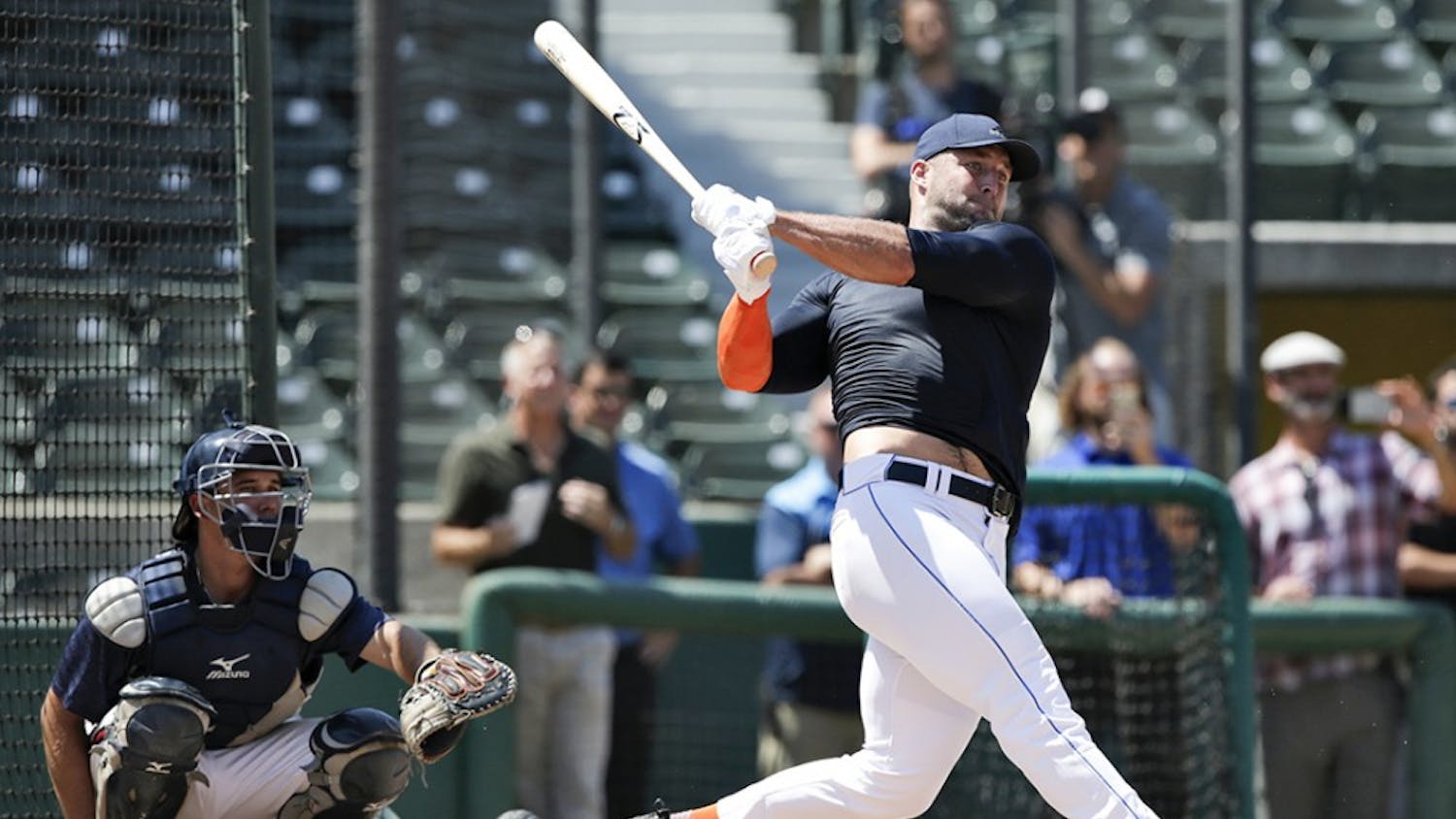 Former NFL quarterback Tim Tebow takes batting practice at USC's Dedeaux Field in Los Angeles to showcase his skills at a private baseball tryout on Tuesday, Aug. 30, 2016. (Robert Gauthier/Los Angeles Times/TNS)