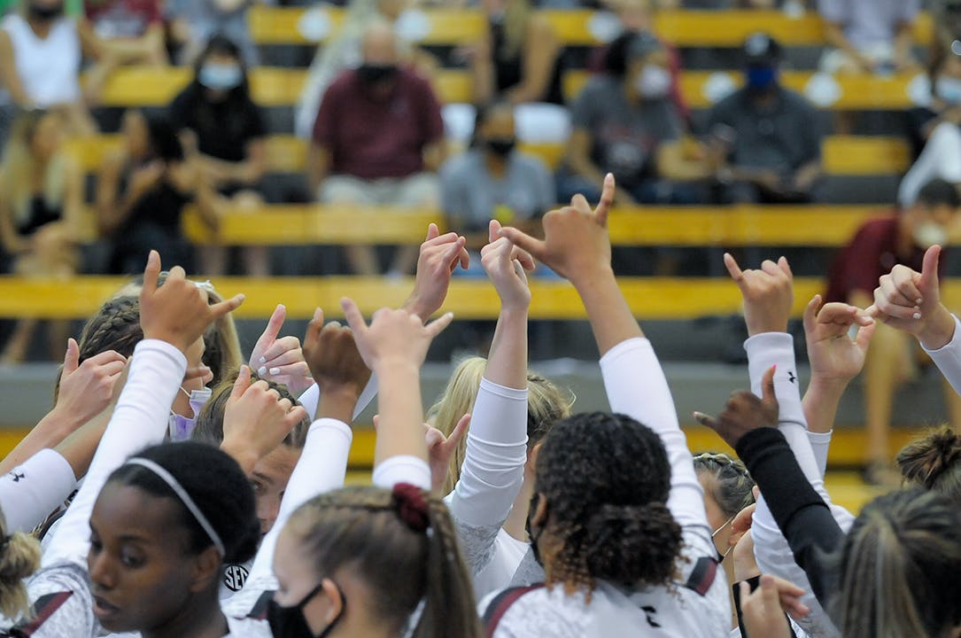 Spurs up during the breakdown before the last set against the Washington State Cougars.