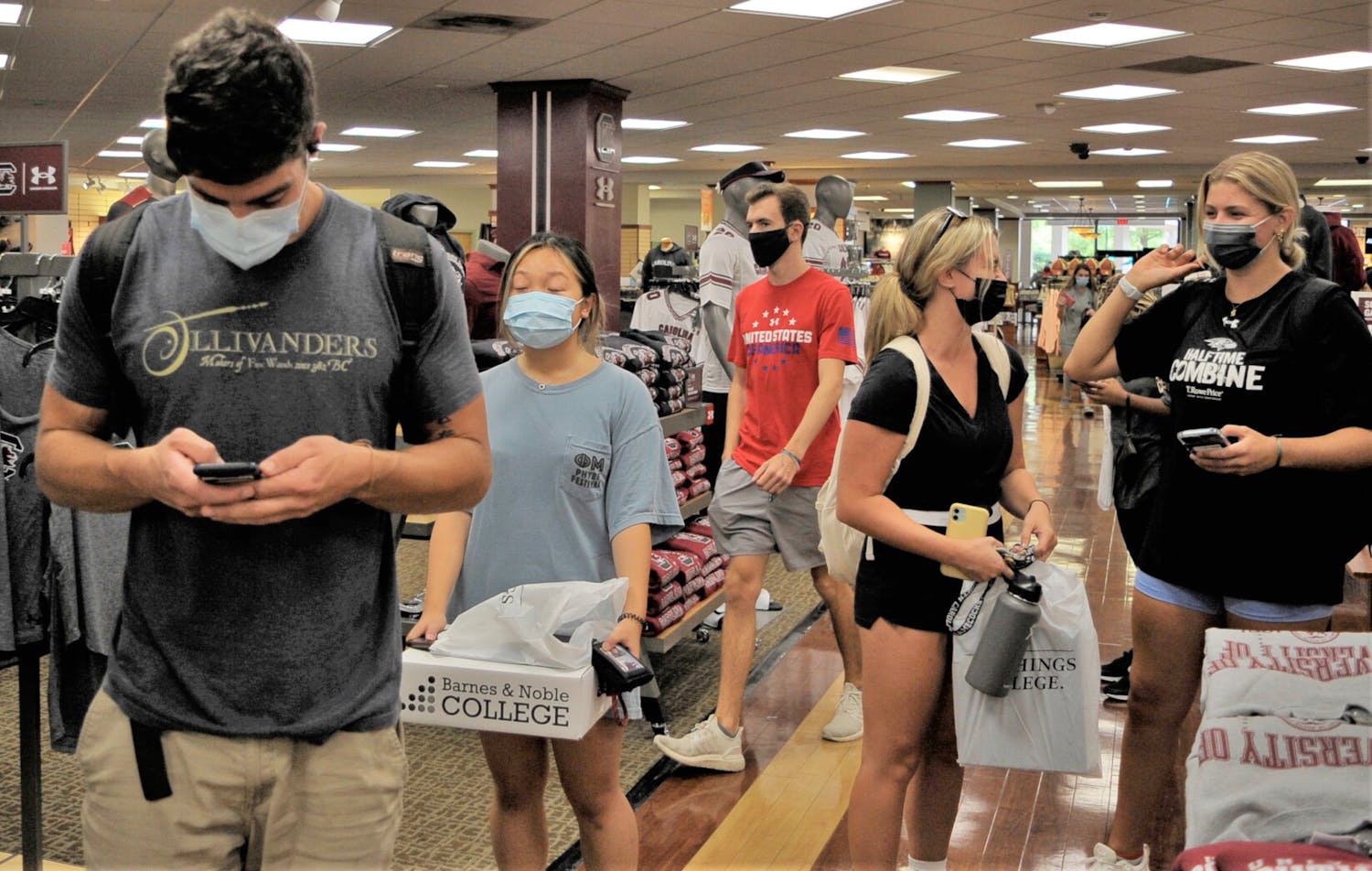 Students wear masks at the 鶹С򽴫ý bookstore while waiting in line to pick up textbooks and course materials. On Feb. 21, 2022, 鶹С򽴫ý announced they are only requiring masks in instructional, research and medical spaces on campus, as well as on-campus public transportation.