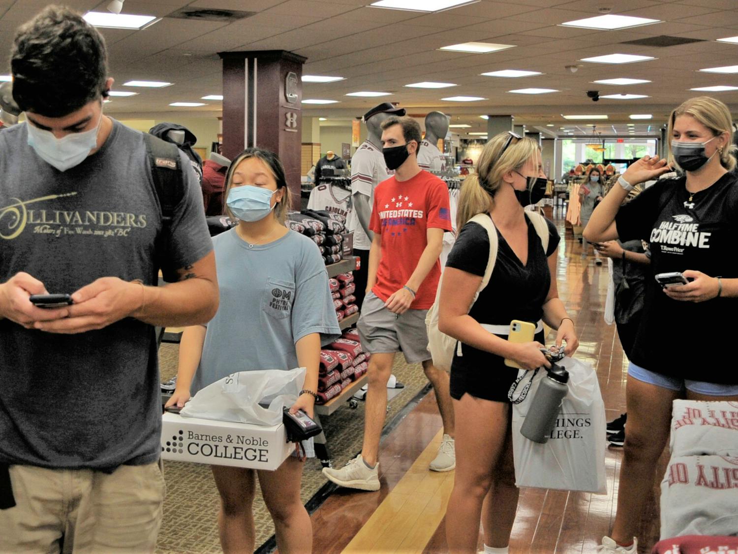 Students wear masks at the USC bookstore while waiting in line to pick up textbooks and course materials. On Feb. 21, 2022, USC announced they are only requiring masks in instructional, research and medical spaces on campus, as well as on-campus public transportation.