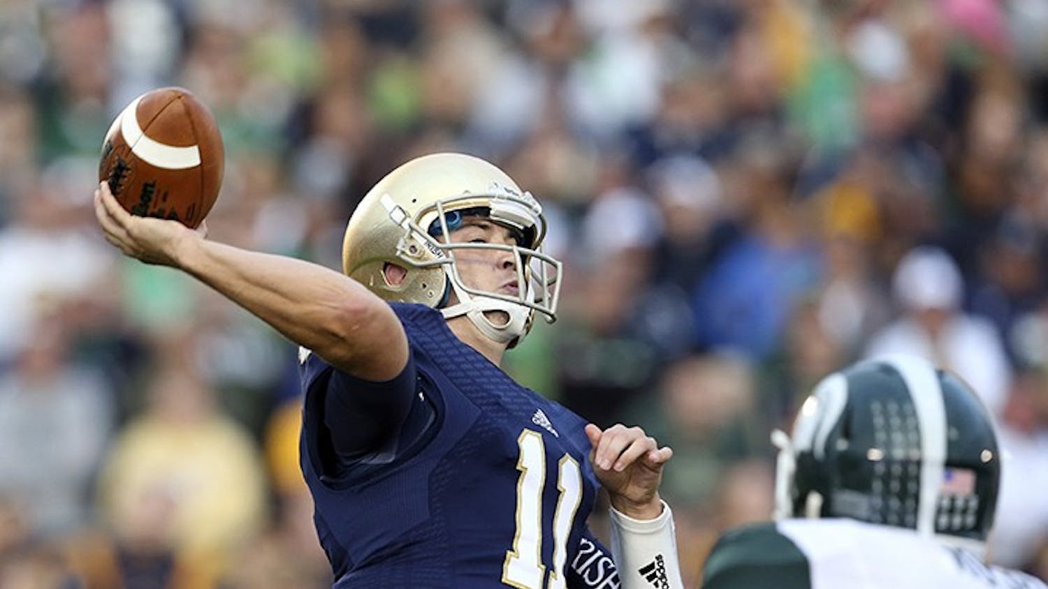 Notre Dame quarterback Tommy Rees (11) throws a pass late in the second half against Michigan State at Notre Dame Stadium in South Bend, Indiana, on Saturday, September 21, 2013. The Fighting Irish won, 17-14. (Nuccio DiNuzzo/Chicago Tribune/MCT)