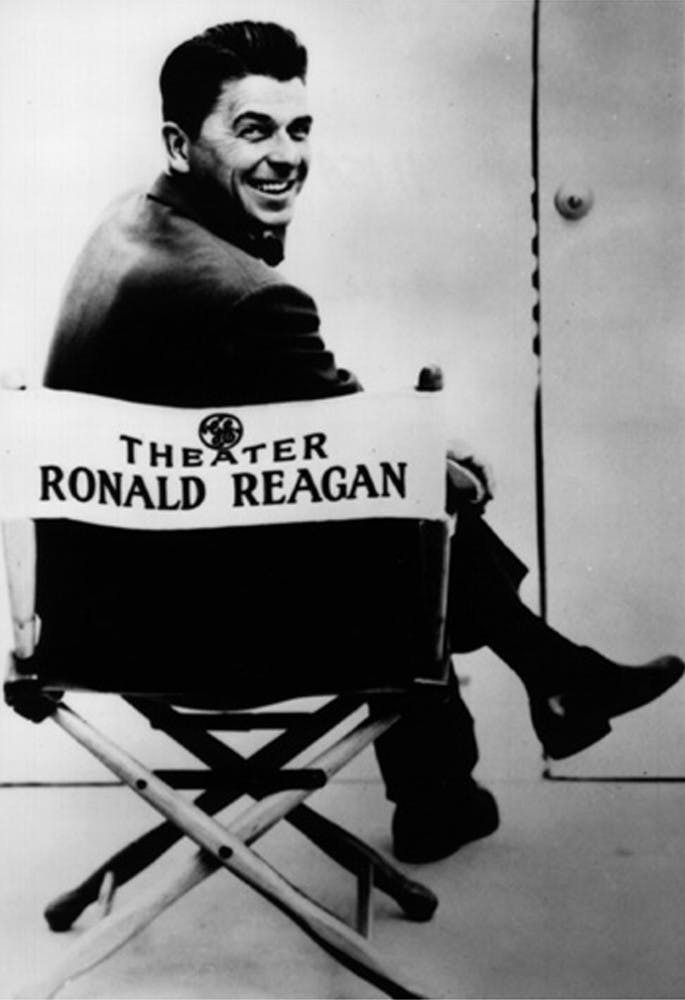 KRT US NEWS STORY SLUGGED: REAGAN KRT PHOTOGRAPH COURTESY REAGAN PRESIDENTIAL LIBRARY (KRT122-August 12) Ronald Reagan and General Electric Theater from 1954-62. (KRT) PL,KD 1999 (Vert B&W) (smd)