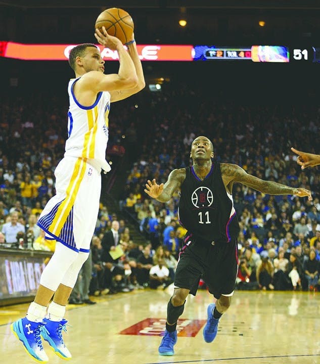 The Golden State Warriors&apos; Stephen Curry, left, shoots against the Los Angeles Clippers&apos; Jamal Crawford (11) in the second quarter at Oracle Arena in Oakland, Calif., on Wednesday, March 23, 2016. (Anda Chu/Bay Area News Group/TNS)