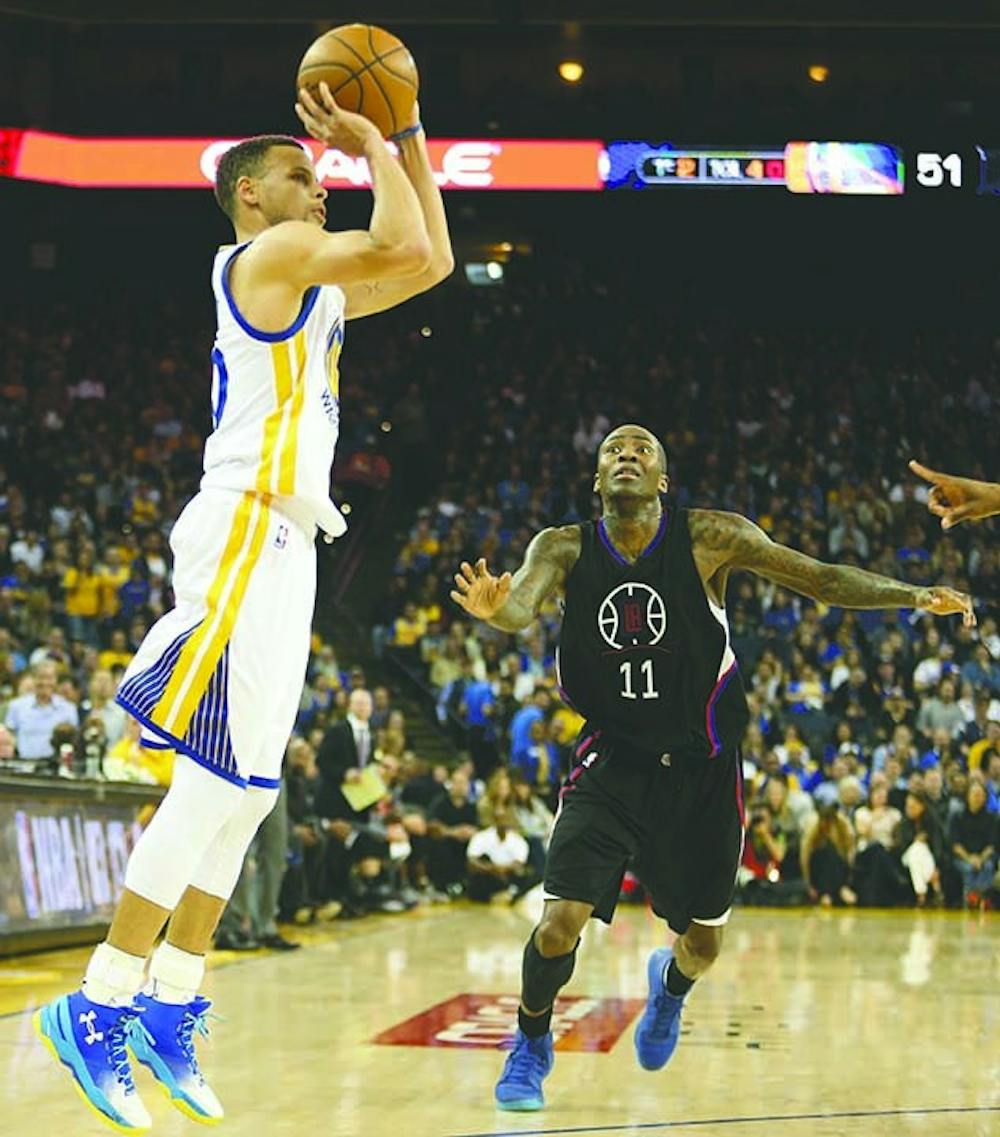 The Golden State Warriors&apos; Stephen Curry, left, shoots against the Los Angeles Clippers&apos; Jamal Crawford (11) in the second quarter at Oracle Arena in Oakland, Calif., on Wednesday, March 23, 2016. (Anda Chu/Bay Area News Group/TNS)