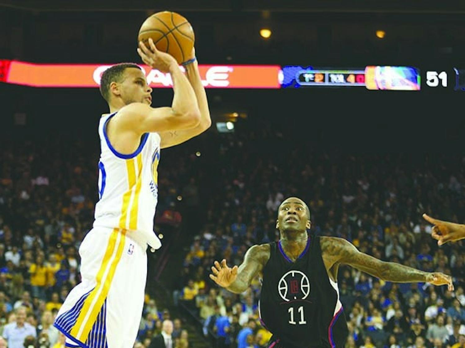The Golden State Warriors' Stephen Curry, left, shoots against the Los Angeles Clippers' Jamal Crawford (11) in the second quarter at Oracle Arena in Oakland, Calif., on Wednesday, March 23, 2016. (Anda Chu/Bay Area News Group/TNS)