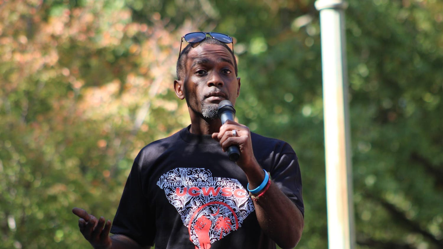 Kedar Burns, a custodial worker at USC, talks about the need for a minimum wage increase at the USC worker speak-out event on Oct. 26, 2023. The United Campus Workers union at USC spoke about fair wages in lieu of the union’s push for better wages across the university.