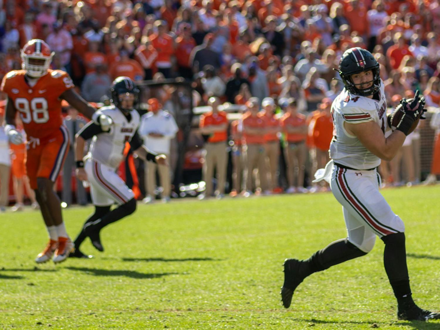 Graduate student tight end Nate Adkins receives the ball from redshirt junior quarterback Spencer Rattler on Nov. 26, 2022 at Memorial Stadium. Adkins completed 62 yards from his four receptions during the game.