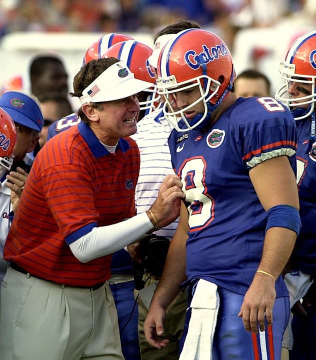 KRT SPORTS STORY SLUGGED: GEORGIA-FLORIDA KRT PHOTOGRAPH BY JOHN RAOUX/ORLANDO SENTINEL (October 27) JACKSONVILLE, FL-- Florida head coach  Steve Spurrier talks with Rex Grossman during a timeout as the Florida Gators faced the Georgia Bulldogs at Alltel Stadium in Jacksonville, Florida, Saturday October 27, 2001. (OR) NC KD 2001 (Vert) (lde)