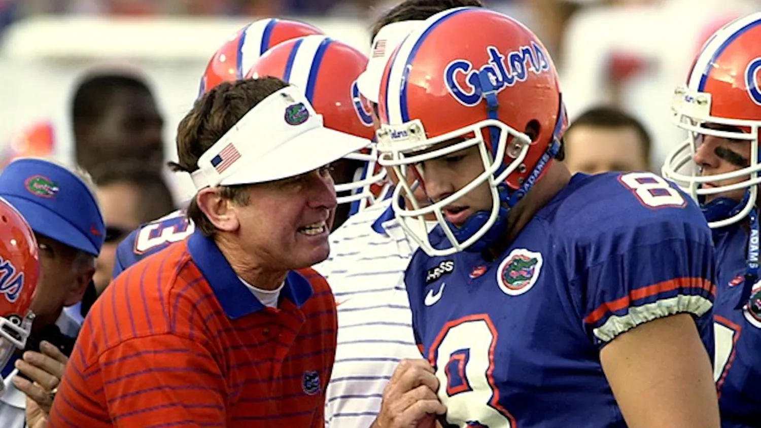 KRT SPORTS STORY SLUGGED: GEORGIA-FLORIDA KRT PHOTOGRAPH BY JOHN RAOUX/ORLANDO SENTINEL (October 27) JACKSONVILLE, FL-- Florida head coach Steve Spurrier talks with Rex Grossman during a timeout as the Florida Gators faced the Georgia Bulldogs at Alltel Stadium in Jacksonville, Florida, Saturday October 27, 2001. (OR) NC KD 2001 (Vert) (lde)