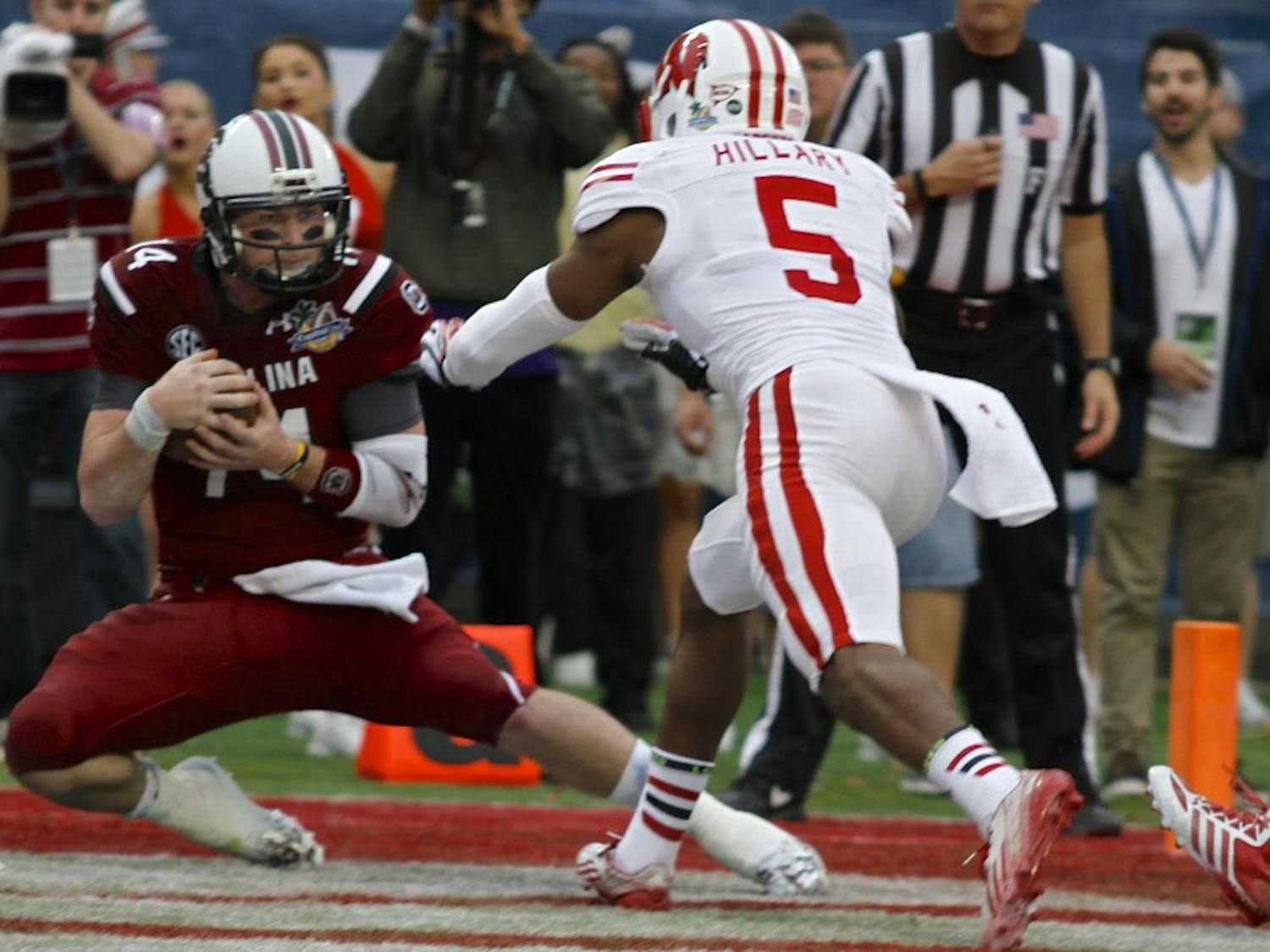 	Senior quarterback Connor Shaw brings down a pass from junior wide receiver Bruce Ellington in the 2014 Capital One Bowl.