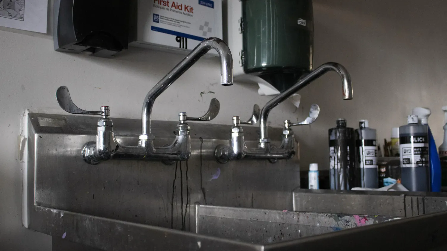 A second-floor lab room sink sits inactive in McMaster College's School of Visual Art and Design on Oct. 31, 2023. Some sinks like the one in the lab have become backed up and filled with paint, students said.