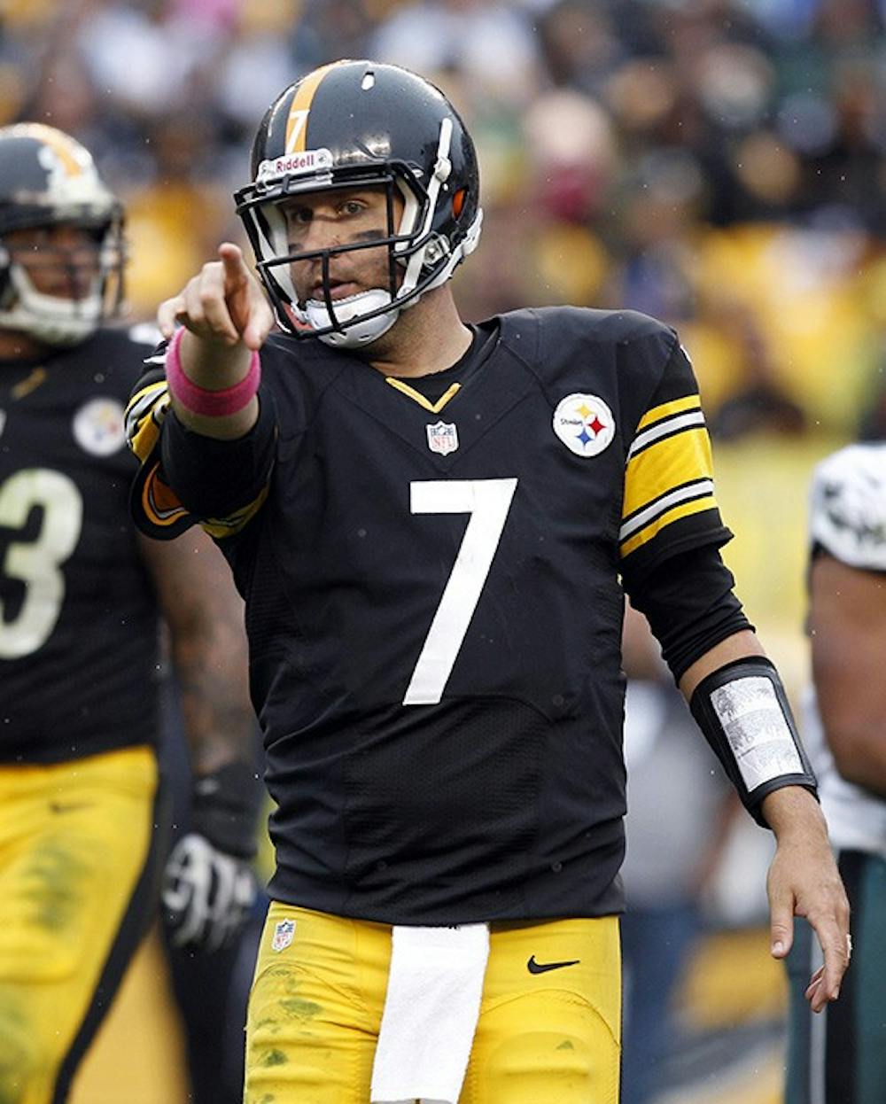 Pittsburgh Steelers&apos; Ben Roethlisberger points to the Steelers&apos; bench during the late fourth quarter winning drive against the Eagles on Sunday, October 7, 2012, in Pittsburgh, Pennsylvania. The Pittsburgh Steelers defeated the Philadelphia Eagles, 16-14. (Yong Kim/Philadelphia Daily News/MCT)