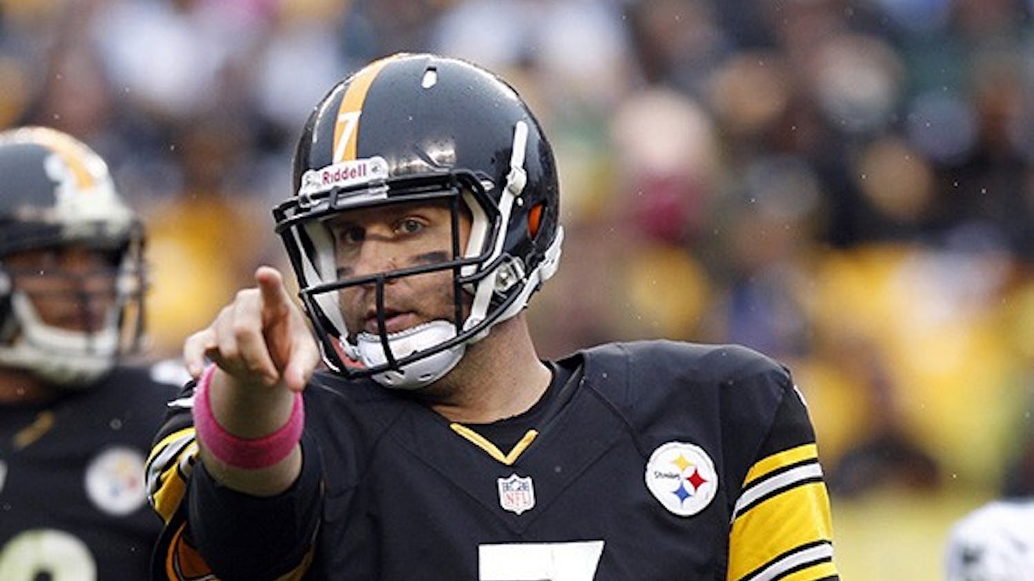 Pittsburgh Steelers&apos; Ben Roethlisberger points to the Steelers&apos; bench during the late fourth quarter winning drive against the Eagles on Sunday, October 7, 2012, in Pittsburgh, Pennsylvania. The Pittsburgh Steelers defeated the Philadelphia Eagles, 16-14. (Yong Kim/Philadelphia Daily News/MCT)
