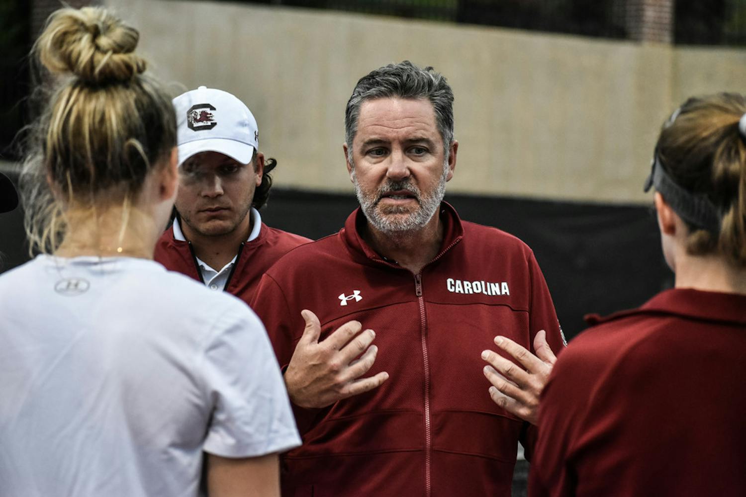 Women's tennis head coach Kevin Epley talks to the team in-between sets during the match against Kentucky on March 17, 2023. The Gamecocks won 4-3, improving to 7-6 on the 鶹С򽴫ý.
