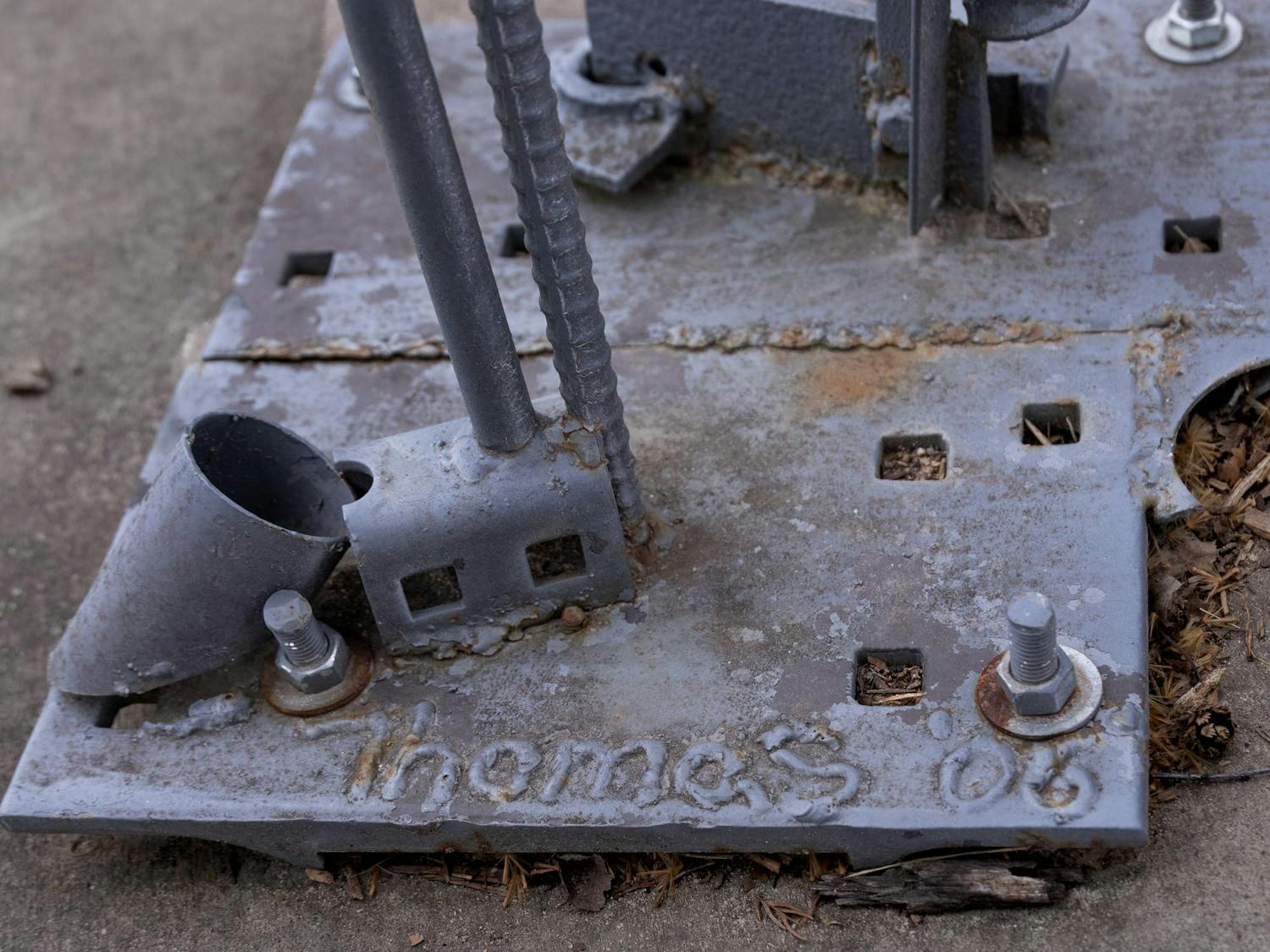 An engraving reading "Thomas '06" is visible on the base of a singer sculpture at the West Columbia Riverwalk. Humphries engraved the work with the year it was made to remember when and why the piece was created.