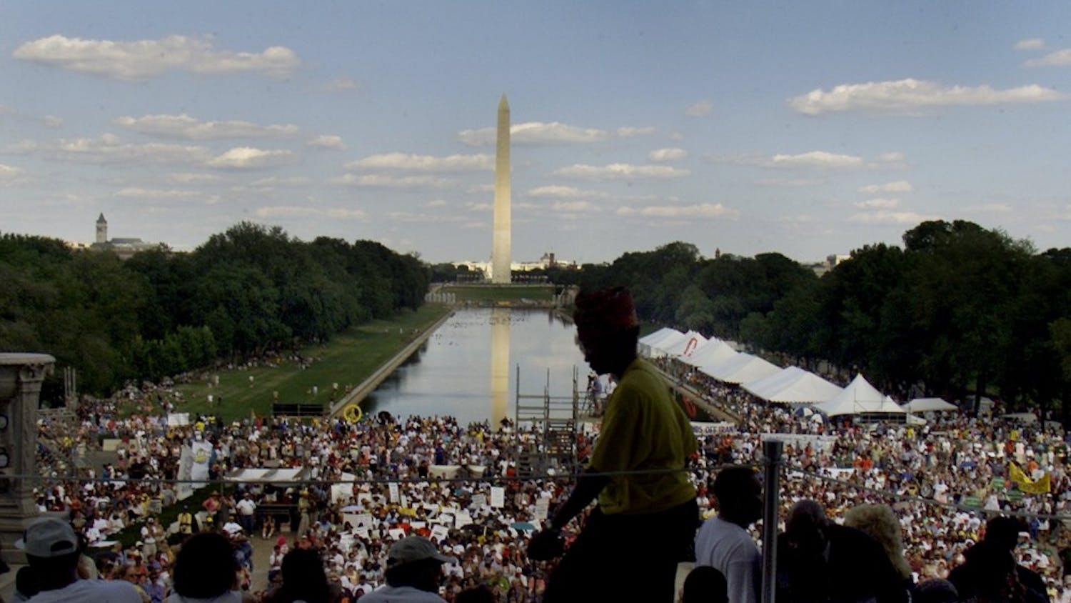 KRT US NEWS STORY SLUGGED: MLK KRT PHOTOGRAPH BY NIKKI KAHN/KRT (August 23) WASHINGTON, D.C. -- Thousands gathered on the National Mall to celebrate the "40th Anniversary of the March on Washington," on the steps of the Lincoln Memorial in Washington, D.C., on Saturday, August 23, 2003, where Dr. Martin Luther King, Jr. delivered his "I Have A Dream," speech on August 28, 1963. (nk) 2003 (Diversity)