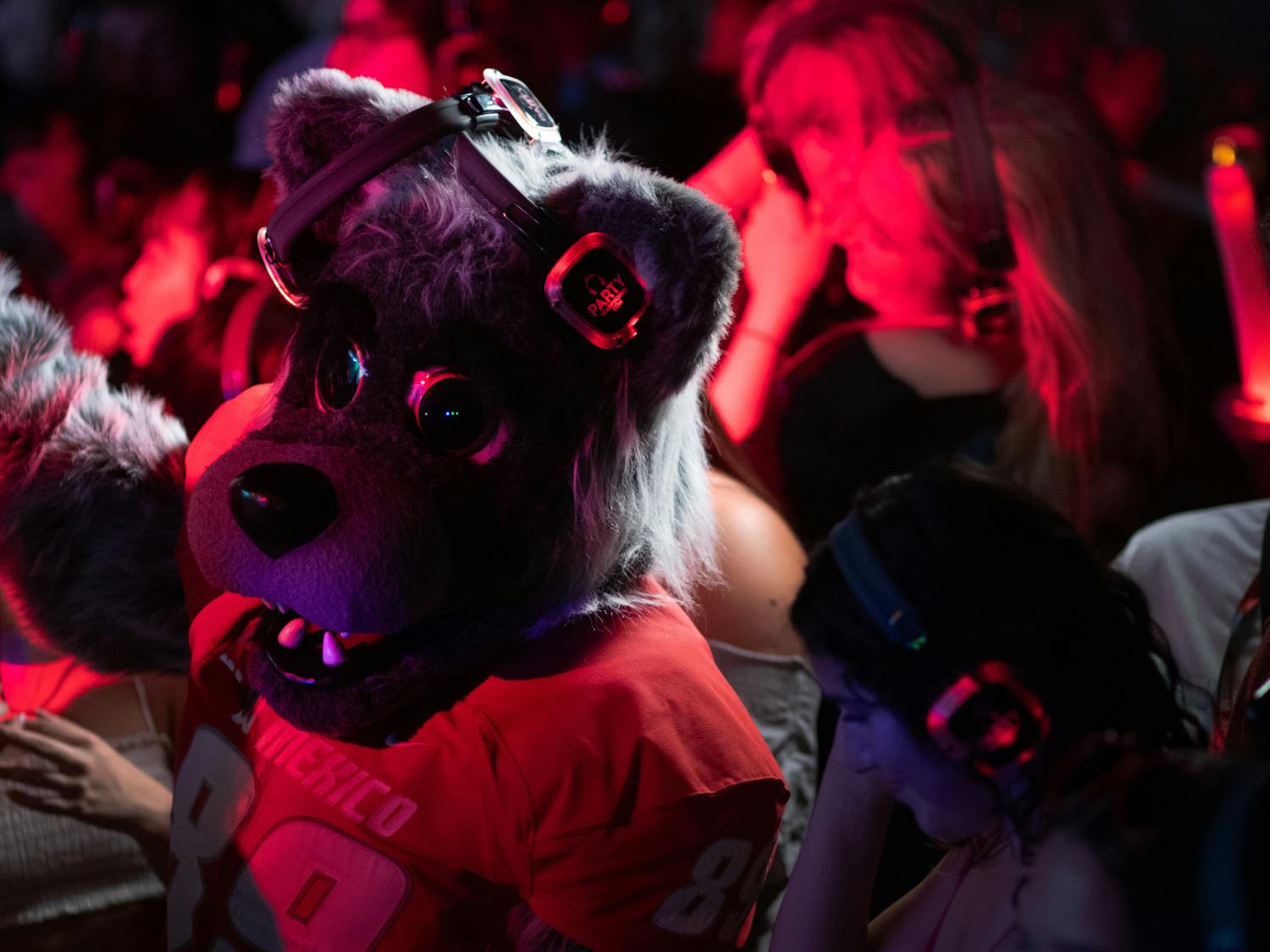 Silent lights, vibrant night