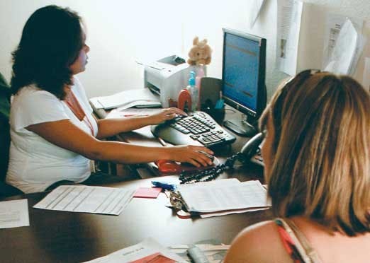 Marni Mullikin works with advisor Nichelle Gilbert at University College Advisement Center on Wednesday. UNM is investigating ways to improve University College, where the student-advisor ratio is 1,100-to-1. 