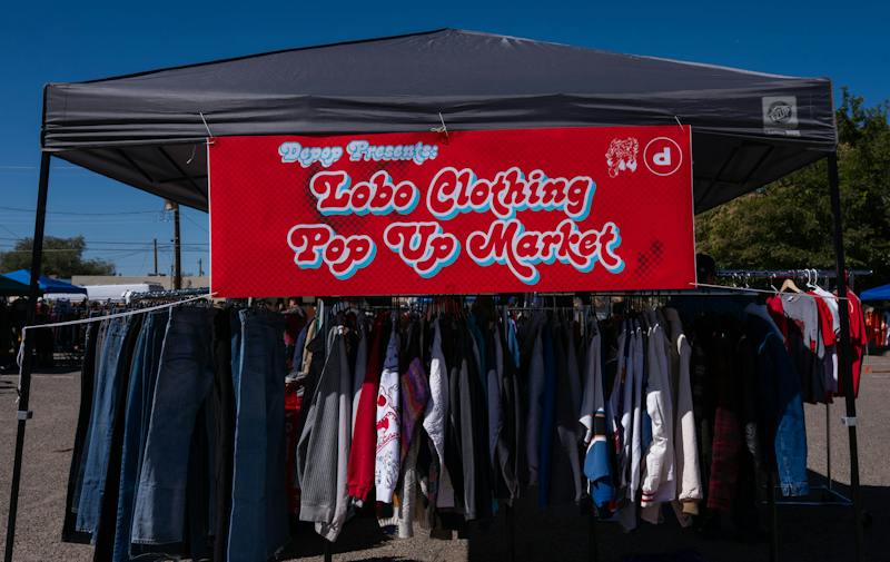 UNM students host Depop clothing pop-up market