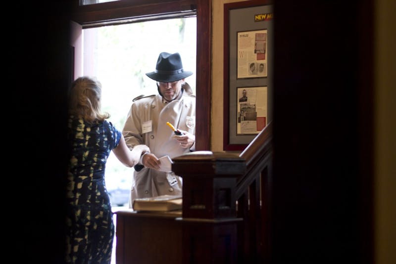 082913_murdermysterydinner3web_sj