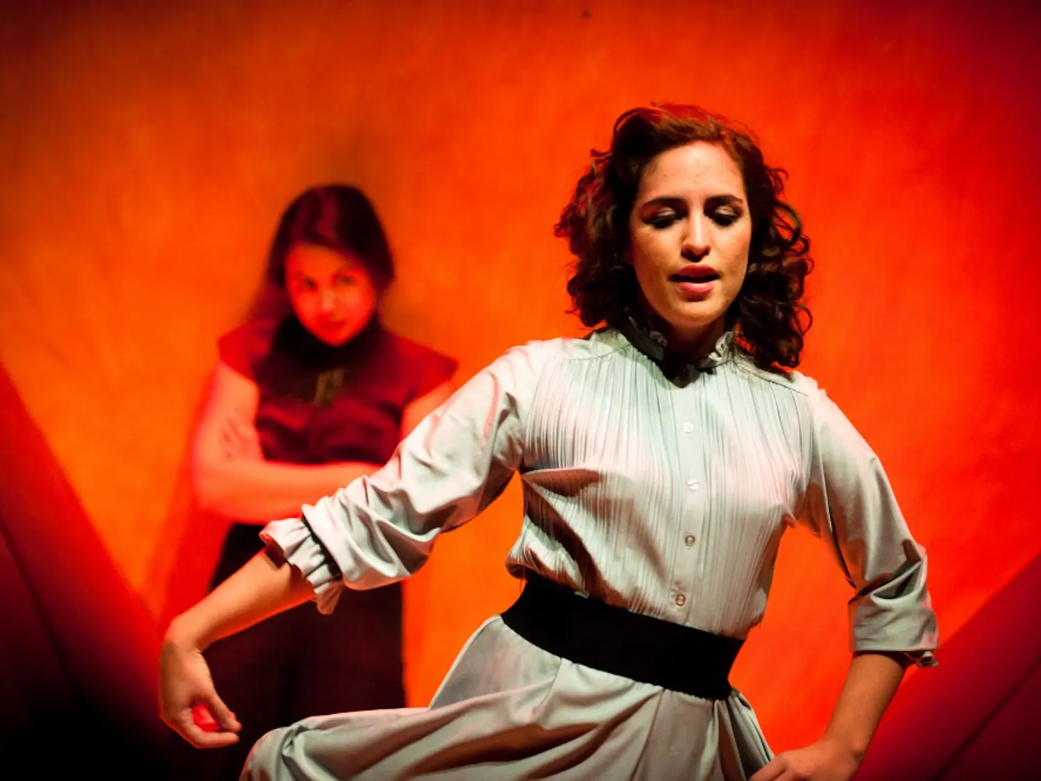 Amanda Meyers, front, and Amanda Machon prepared during dress rehearsal for the UNM production, “No Exit.” The play opens Friday.. See
page 7 for the full story.