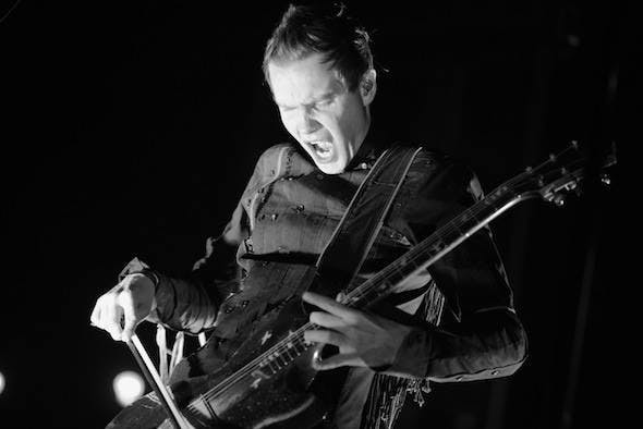 A staple&nbsp;Sigur Rós&nbsp;technique, vocalist Jónsi Birgisson uses a viola bow to play his electric guitar